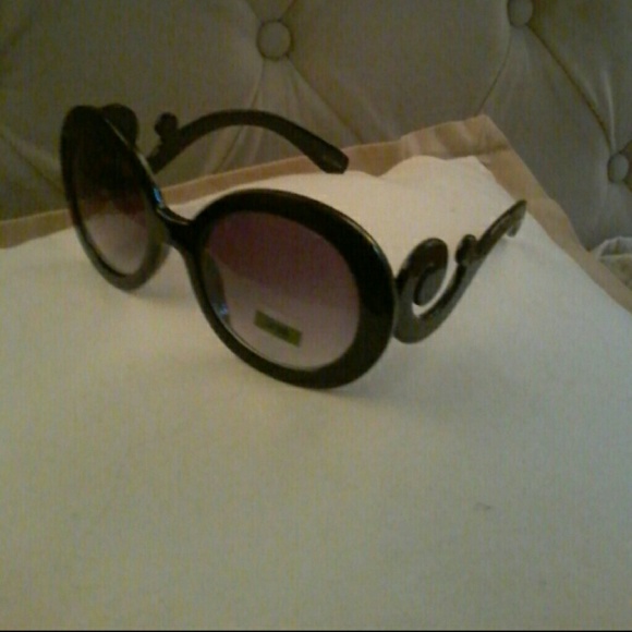 Accessories - NWT Swirl Sunglasses